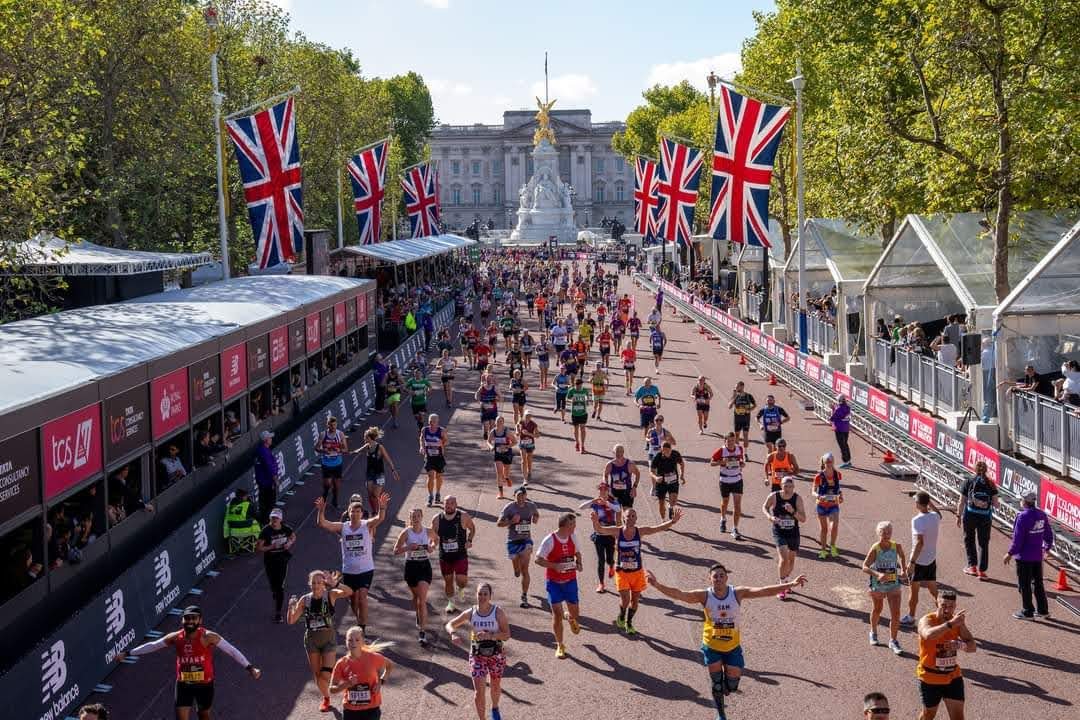Runners approach the finish line on The Mall. The TCS London Marathon on Sunday 2nd October 2022.Photo: Thomas Lovelock for London Marathon EventsFor further information: media@londonmarathonevents.co.uk