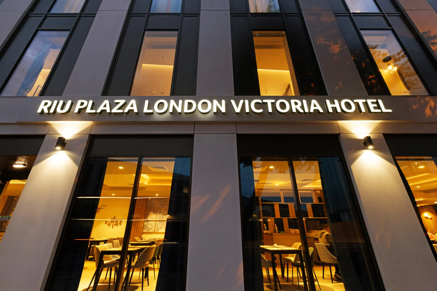 facade hotel riu plaza london victoria
