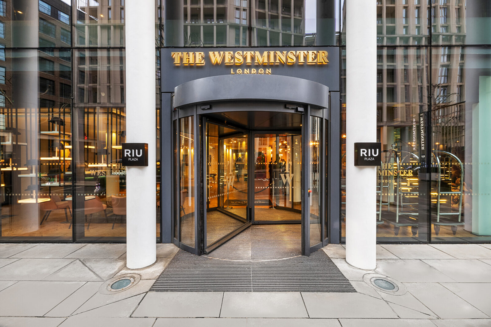 hotel riu plaza london the westminster entrance 1600x1067